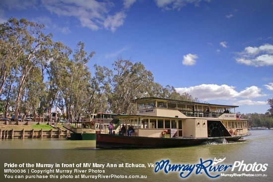 Pride of the Murray in front of MV Mary Ann at Echuca, Victoria