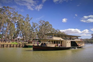 Pride of the Murray in front of MV Mary Ann at Echuca, Victoria