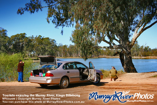 Tourists enjoying the Murray River, Kings Billabong