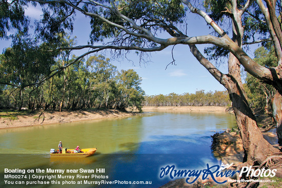 Boating on the Murray near Swan Hill