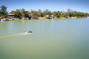 Speed boat at Morgan, South Australia