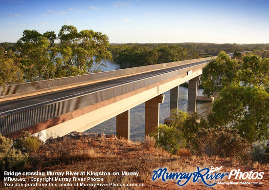 Bridge crossing Murray River at Kingston-on-Murray