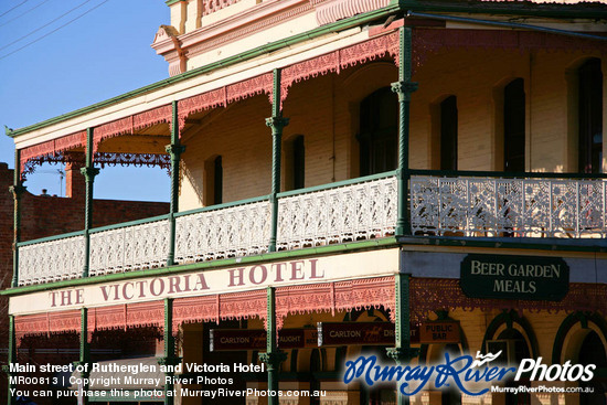 Main street of Rutherglen and Victoria Hotel