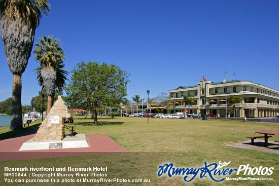 Renmark riverfront and Renmark Hotel