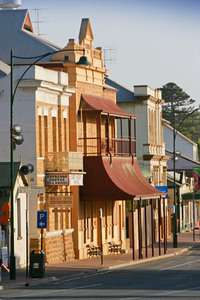 Mannum Institute and street front