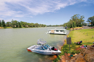 Houseboat and speedboat at Morgan
