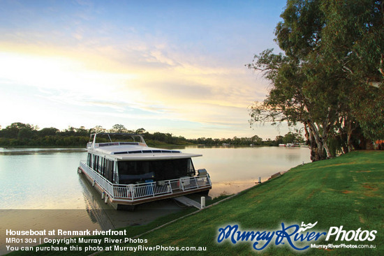 Houseboat at Renmark riverfront