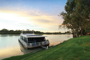 Houseboat at Renmark riverfront