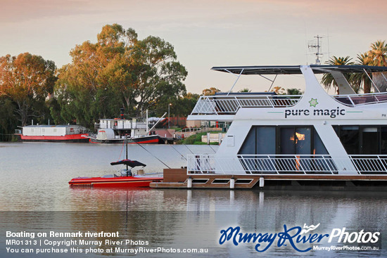 Boating on Renmark riverfront