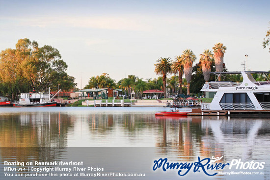 Boating on Renmark riverfront