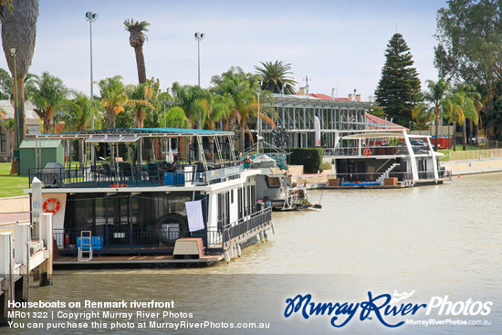 Houseboats on Renmark riverfront