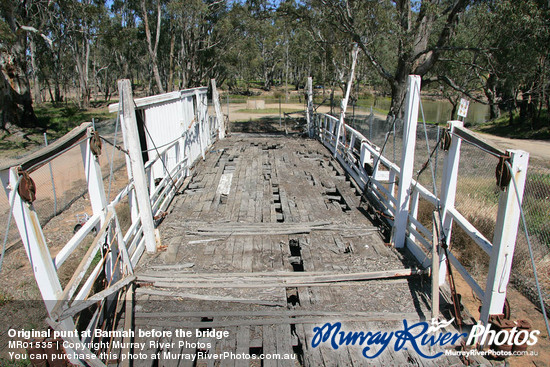 Original punt at Barmah before the bridge