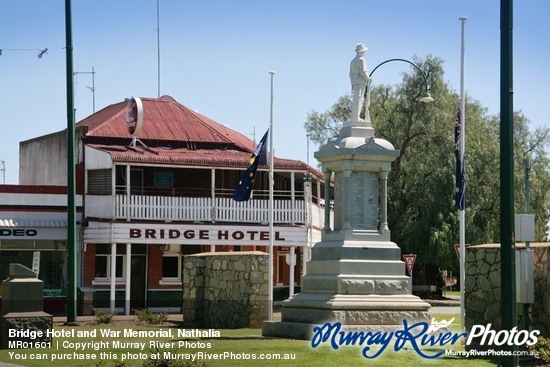 Bridge Hotel and War Memorial, Nathalia