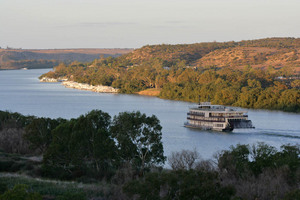 Murray Princess upriver from Mannum