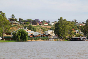 Mannum Riverfront and the Pretoria Hotel