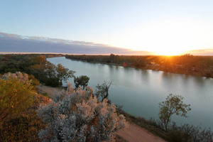 Morgan cliffs and Murray River on sunrise