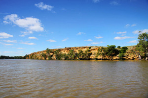 Murray River cliffs between Swan Reach-Blanchetown