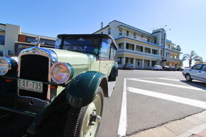 Vintage car in front of Renmark Hotel