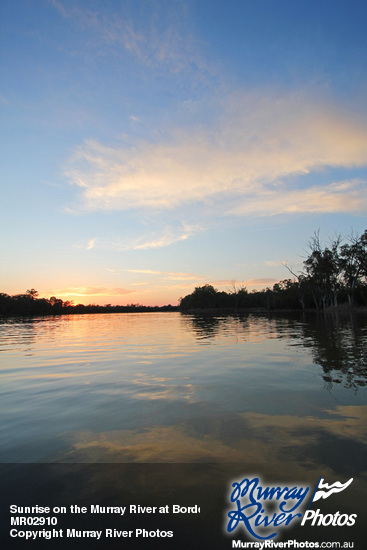 Sunrise on the Murray River at Border Cliffs