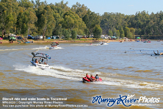 Biscuit ride and wake boats in Tocumwal