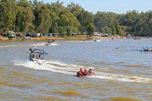 Biscuit ride and wake boats in Tocumwal
