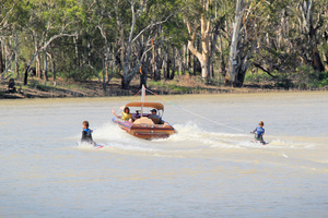 Kids kneeboarding near Headings Cliffs, Riverland