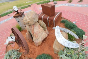 Robinvale sculpture representing Aboriginal, soldiers, immigrants and farmers