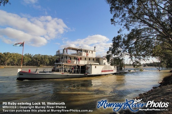 PS Ruby entering Lock 10, Wentworth