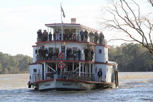 PS Marion entering Lock 10, Wentworth