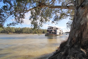 PS Marion entering Lock 10, Wentworth