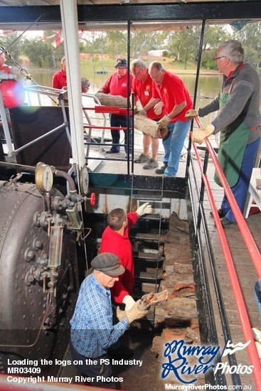 Loading the logs on the PS Industry, Mildura