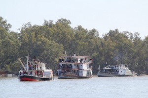 PS Industry, Marion and Oscar W approaching Mildura celebrations