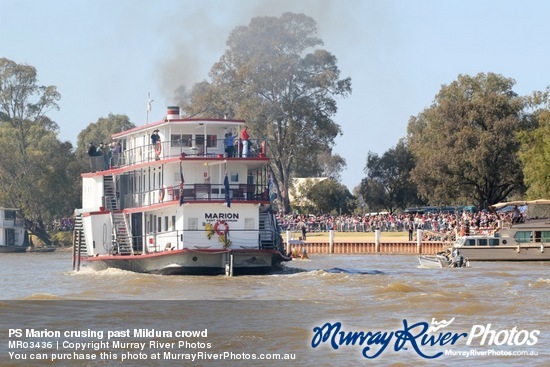 PS Marion crusing past Mildura crowd