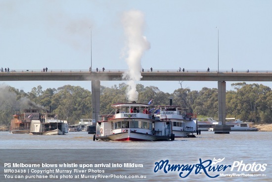 PS Melbourne blows whistle upon arrival into Mildura